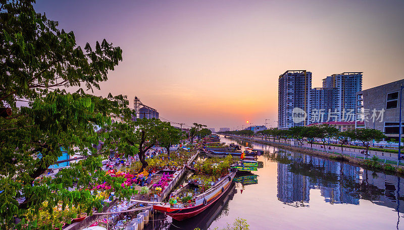 春天的西贡，运河上的船，运输春天的花为Tet到benbinh Dong露天市场，越南人高兴与农历新年，越南